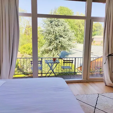 Traditional Chic, High Ceilings' Aircos And Garage Apartment *