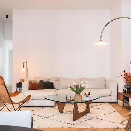 Traditional Chic, High Ceilings' Aircos And Garage Apartamento Antuérpia