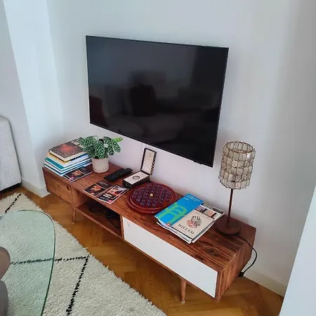 Traditional Chic, High Ceilings' Aircos And Garage Apartamento Antuérpia