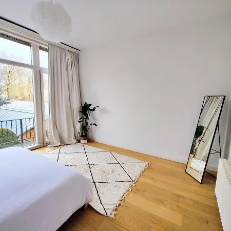 Traditional Chic, High Ceilings' Aircos And Garage Apartamento *