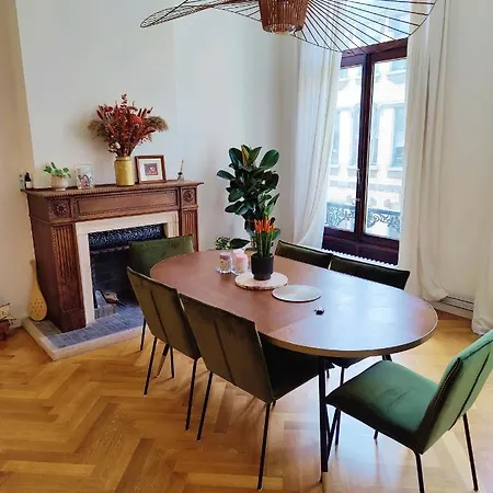Traditional Chic, High Ceilings' Aircos And Garage Apartamento Antuérpia